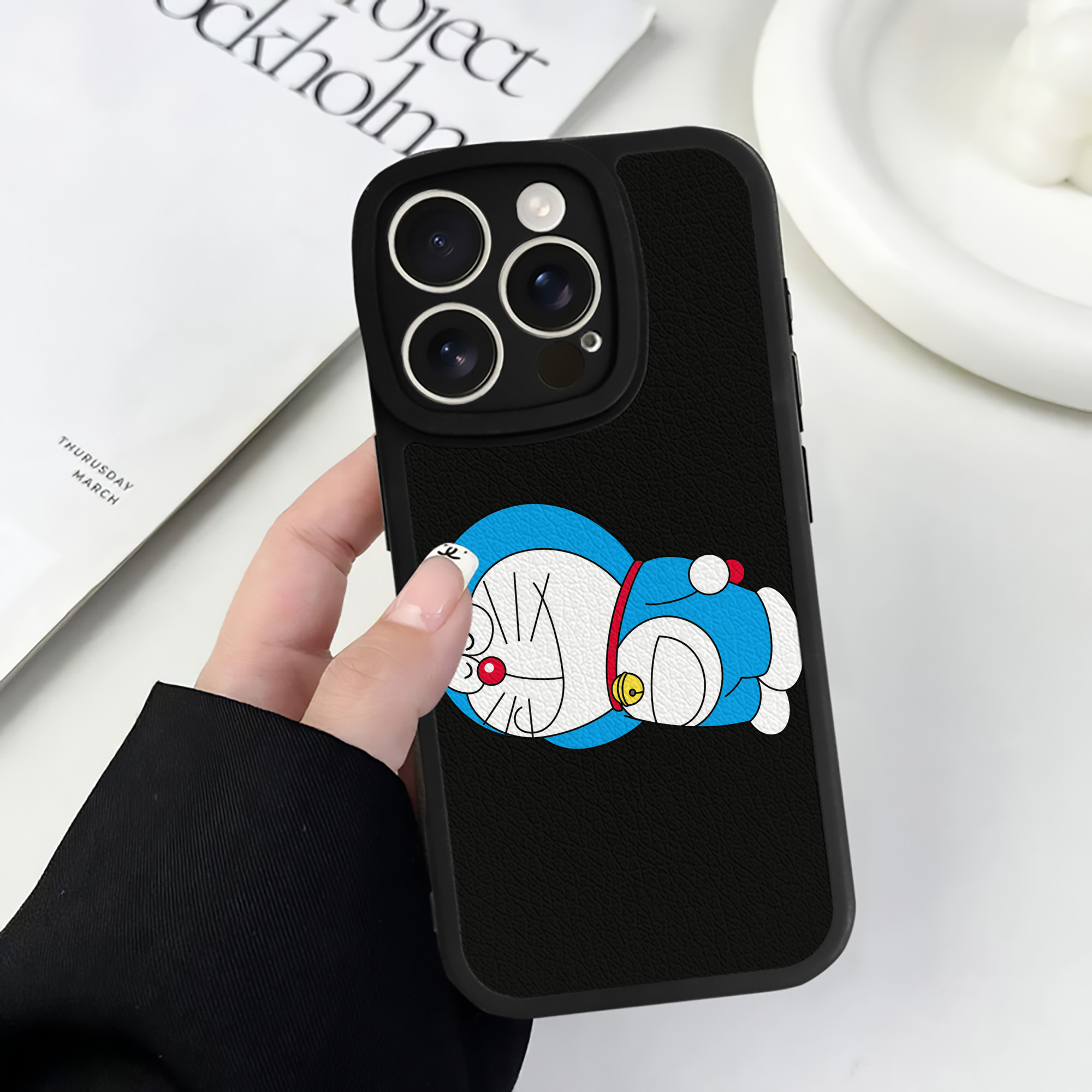 （画像用） ドラえもん Doraemon 【iPhone 16シリーズ対応】シリコンスマホケース（レザー調） 材質：シリコン